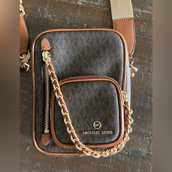 Michael Kors Women's Camera crossbody bag - Picture 11 of 16